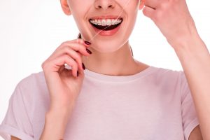 Conheça mais sobre o fio dental para aparelho e saiba como utilizá-lo