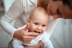 Cárie de mamadeira: tudo que uma mãe precisa saber