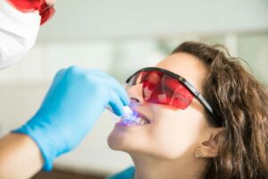 O que é bom para clarear os dentes?