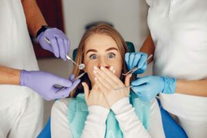 Cárie entre os dentes: qual o tratamento?