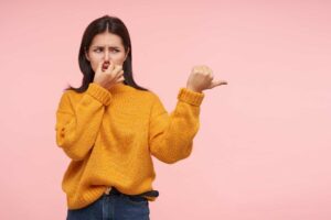 O que causa o mau hálito: conheça 5 motivos