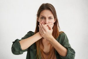 Afta na boca: sintomas, causas e tratamento