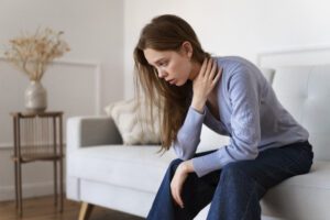 Dor ao engolir: o que pode ser e tratamento