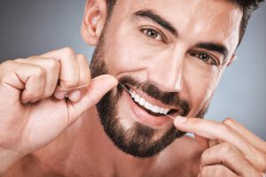 Guia completo: como usar fio dental de maneira eficaz para um sorriso saudável